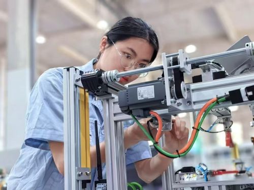 科技鑄就 無纜時代 電氣自動化系 無線感知 學生團隊實踐攻難題,助力無線溫振產業雄起